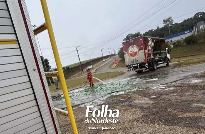 Carga de cerveja cai sobre rodovia e provoca bloqueio parcial em Tapejara