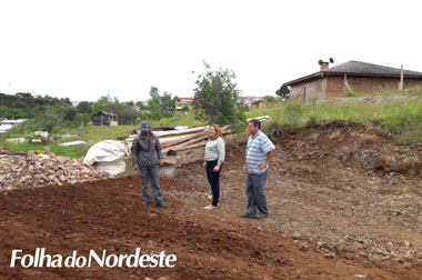 Vereadora visita reconstrução de residência danificada após temporal