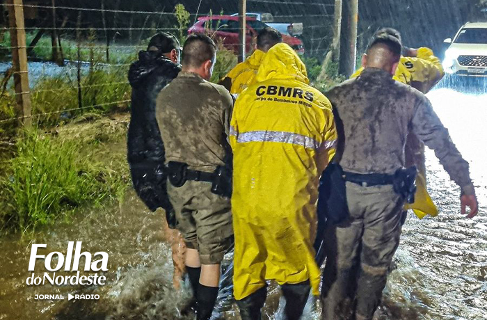 Brigada Militar resgata idosa cadeirante durante enchente em Vacaria