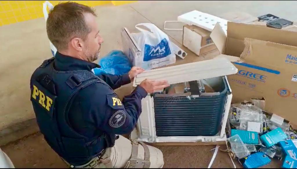 PRF flagra homem com 25 IPhones escondidos dentro de ar condicionado 