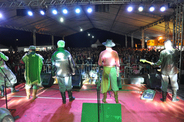 Grupo Os Serranos realizou show na lona central do Rodeio