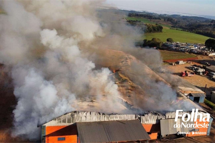 Bombeiros trabalham para conter incêndio em ervateira em Machadinho