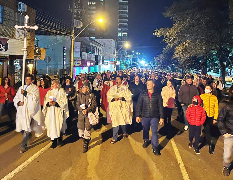 Fiéis de Lagoa Vermelha participam da procissão e cerimônia da Paixão de Cristo