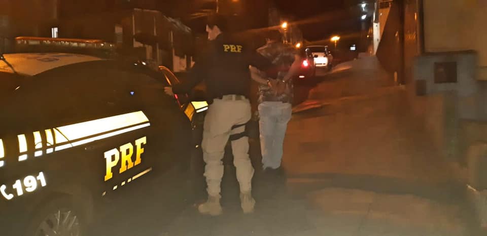 Mandado de prisão é cumprido pela Polícia Rodoviária Federal em Passo Fundo