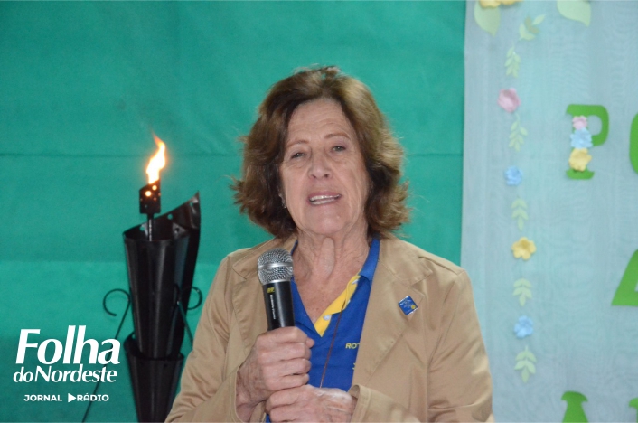 Presidente do Rotary Clube, Alfa Duarte Dutra, agradece homenagem durante Hora Cívica no Polivalente