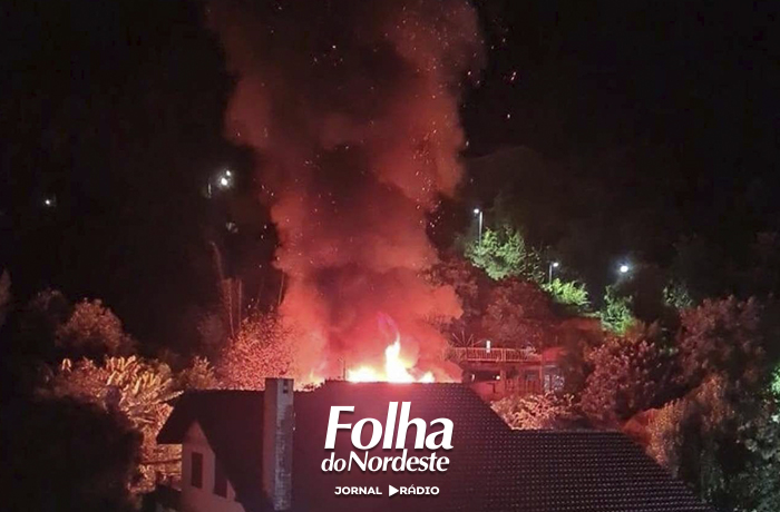 Incêndio atinge fábrica de artesanato em madeira no centro de Sananduva