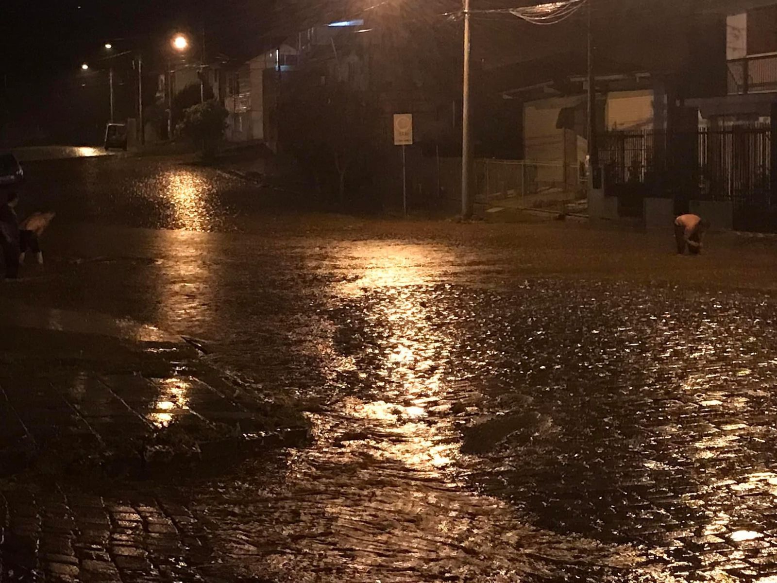 Chuva causa novo alagamento na rua Tiradentes